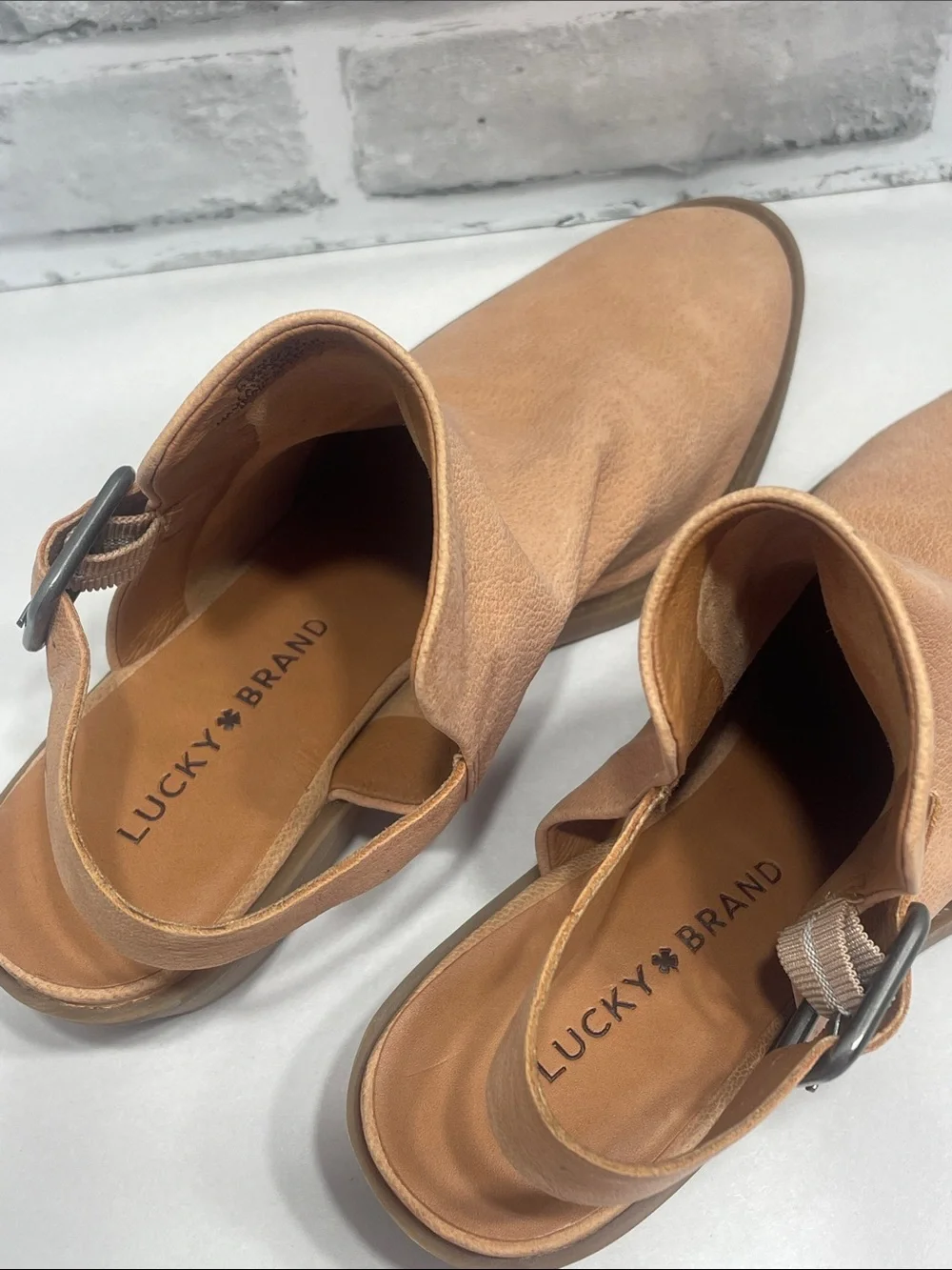 Lucky Brand Leather Tan Cutout Ankle Booties with Buckle preowned. Size 6.5